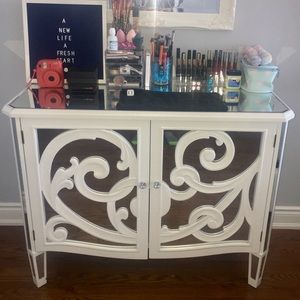 Hi I am selling my dresser and mirror separately.